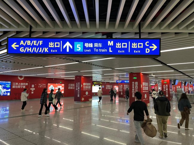 南寧地鐵廣告價(jià)格收費(fèi)，南寧地鐵廣西大學(xué)站廳站臺(tái)墻貼包柱廣告
