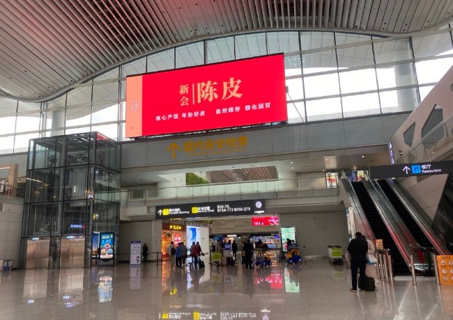 廣州機(jī)場(chǎng)出發(fā)值機(jī)大廳熱門廣告位案例，廣州白云機(jī)場(chǎng)廣告價(jià)格收費(fèi)