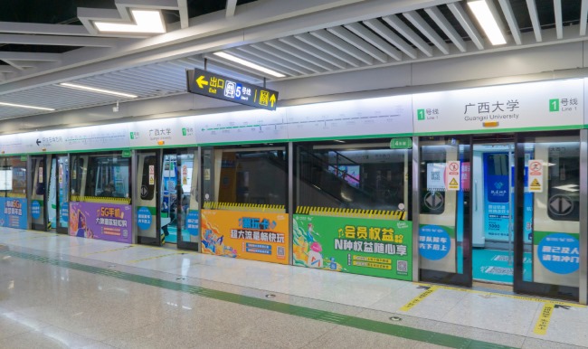 南寧地鐵廣告價(jià)格收費(fèi)，南寧地鐵站臺(tái)屏蔽門玻璃貼廣告優(yōu)勢(shì)分析