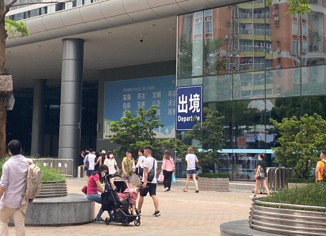 福田口岸廣場(chǎng)出入口戶外廣告牌位置優(yōu)勢(shì)，深圳福田口岸廣告價(jià)格收費(fèi)