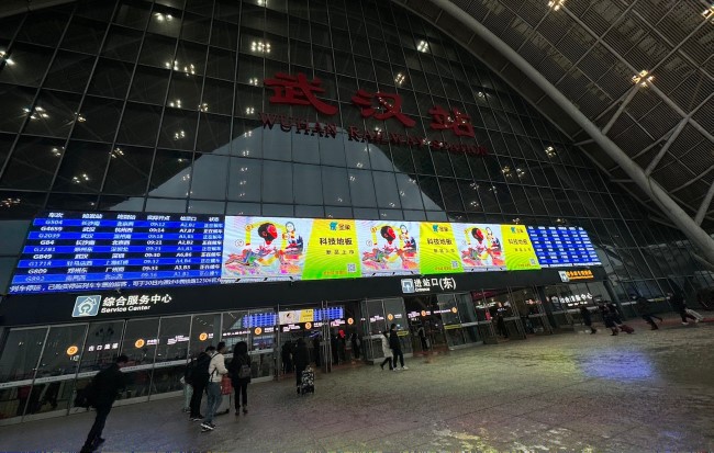 武漢火車站廣告價格收費，武漢高鐵站進站口打卡點門楣LED大屏廣告