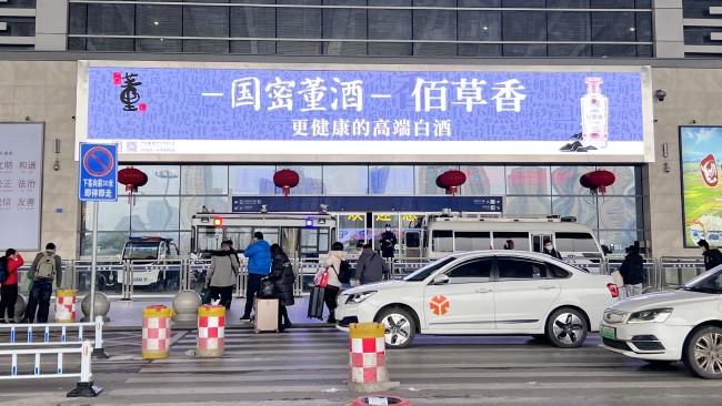 長(zhǎng)沙南站廣告價(jià)格收費(fèi)，長(zhǎng)沙南高鐵站進(jìn)站口打卡點(diǎn)門楣LED大屏廣告