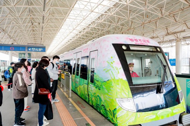 武漢地鐵廣告價格收費，武漢地鐵列車廣告內(nèi)外包車廣告櫻花案例圖