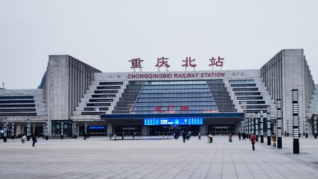 重慶北站廣告價格收費，重慶北高鐵站進(jìn)站口打卡點門楣LED大屏廣告
