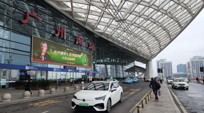 廣州南站廣告價格收費，廣州南高鐵站進(jìn)站口打卡點門楣LED大屏廣告