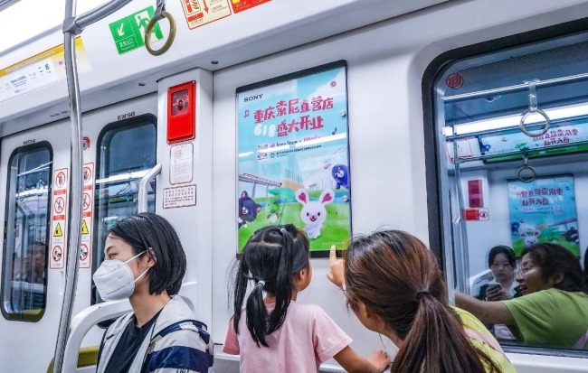 重慶輕軌2號(hào)線(xiàn)列車(chē)廣告穿樓網(wǎng)紅景點(diǎn)，重慶地鐵列車(chē)廣告價(jià)格
