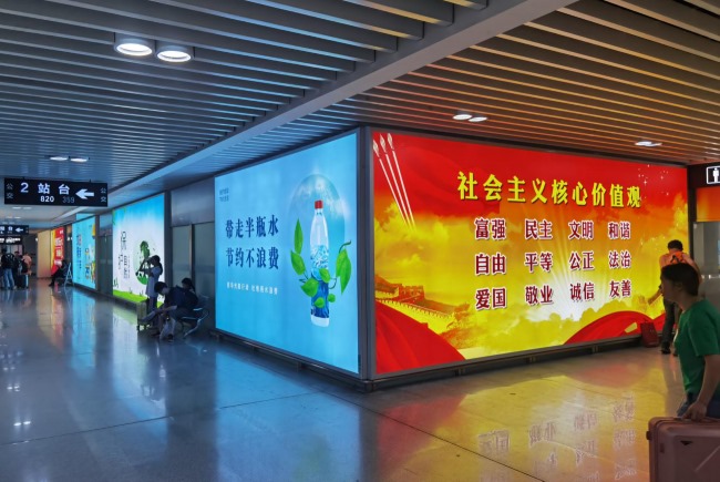 ?義烏站高鐵廣告價(jià)格收費(fèi)，義烏高鐵站燈箱廣告義烏火車站廣告牌
