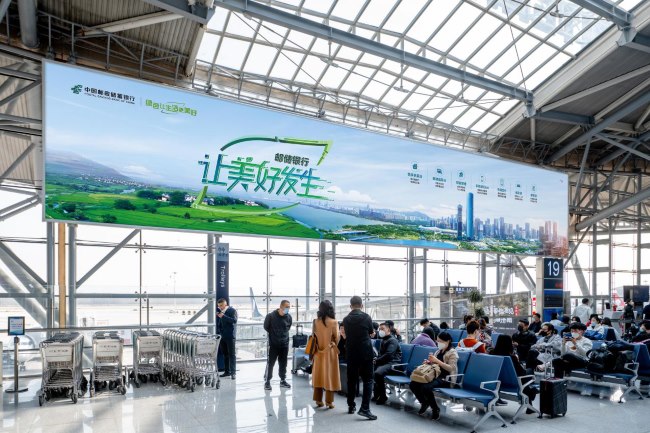 濟(jì)南遙墻機(jī)場候機(jī)大廳正中央巨幅大牌燈箱，濟(jì)南機(jī)場廣告價(jià)格收費(fèi)