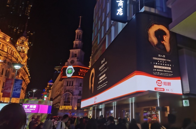 上海黃浦南京東路世紀廣場戶外折角LED屏廣告，上海LED大屏廣告價格