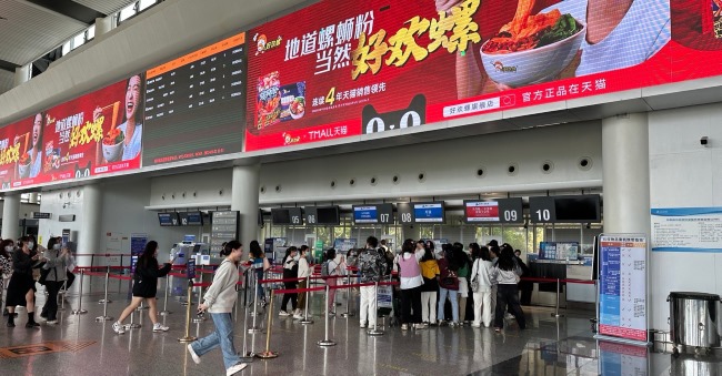 柳州白蓮機場出發(fā)大廳巨型地標LED大屏廣告，柳州機場廣告價格收費