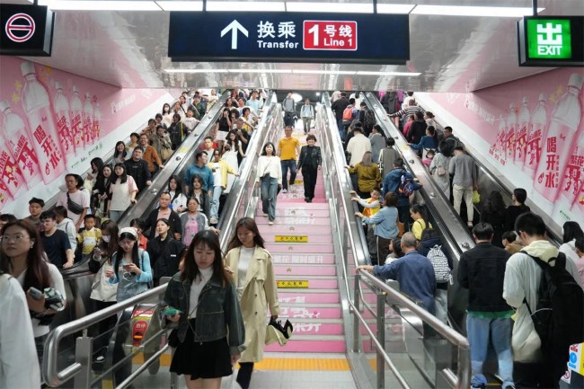 福州地鐵廣告價(jià)格收費(fèi)，福州地鐵南門(mén)兜站換乘扶梯通道墻貼廣告