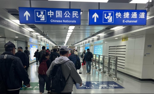 深圳羅湖口岸往香港過(guò)關(guān)必經(jīng)通道燈箱廣告牌，羅湖口岸廣告價(jià)格
