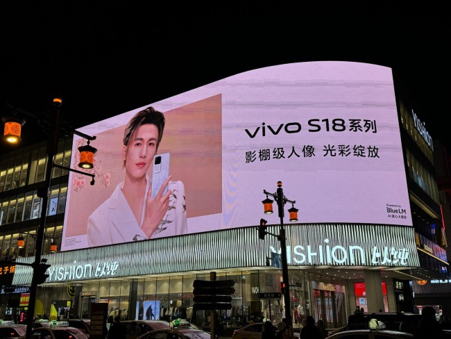 沈陽中街以純商場外墻弧面LED地標(biāo)大屏廣告價格，沈陽戶外LED大屏廣告