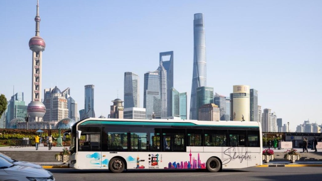 上海公交廣告車身貼紙巴士廣告線路案例圖，上海公交車巴士廣告價格收費(fèi)