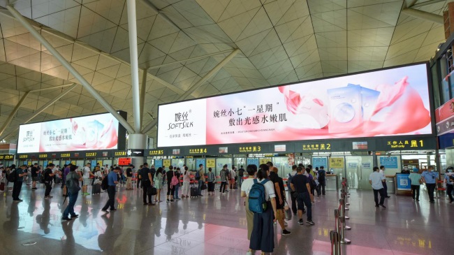 沈陽機(jī)場航站樓出發(fā)大廳安檢口上方LED大屏廣告，沈陽機(jī)場廣告價格