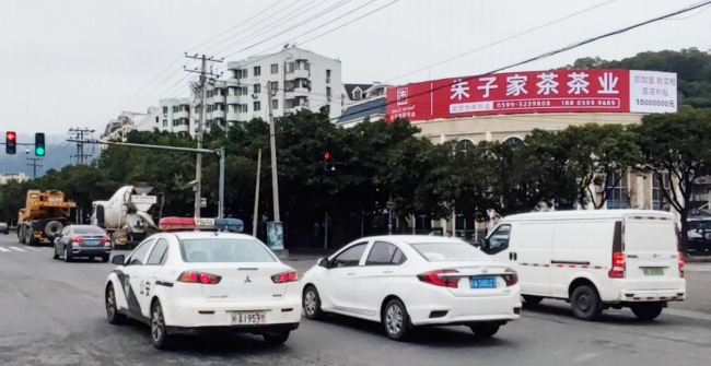 福州馬尾福馬路快安路交叉口樓頂廣告牌，福州戶外大牌廣告價(jià)格