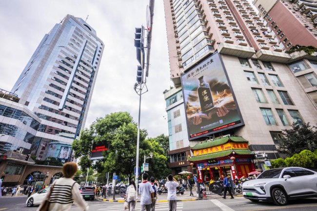貴陽南明荔星名店路口同仁堂上方LED廣告，貴陽LED大屏廣告價格收費(fèi)
