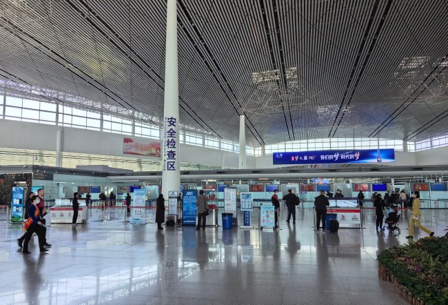 天津?yàn)I海機(jī)場出發(fā)大廳安檢口正上方LED大屏廣告，天津機(jī)場廣告價(jià)格