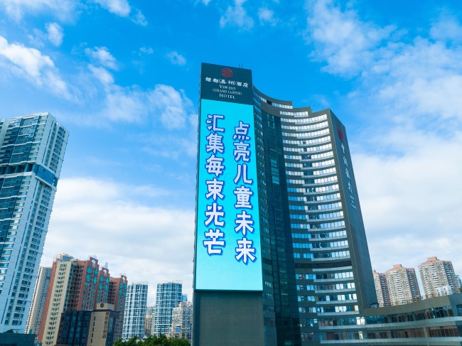 珠海香洲銀都嘉柏酒店豎屏LED大屏廣告，珠海拱北LED大屏廣告價(jià)格