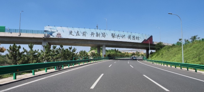青島機(jī)場高速跨線橋圍擋廣告牌，青島膠東機(jī)場高速大牌廣告價(jià)格