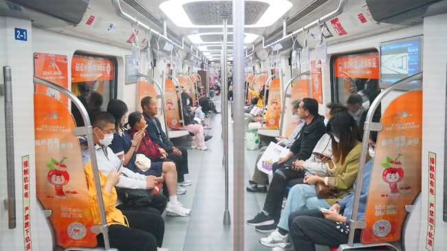 青島地鐵車廂內(nèi)貼紙內(nèi)包車創(chuàng)意車廂廣告，青島地鐵列車廣告價(jià)格