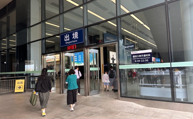福田口岸出入境必經(jīng)進(jìn)出口墻面燈箱廣告牌，深圳福田口岸廣告價(jià)格