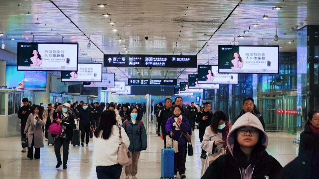 青島北站到達(dá)出站換乘通道LED吊屏廣告大牌，青島北高鐵站廣告價格