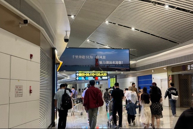 潮汕機場T2出發(fā)到達全覆蓋燈箱廣告大牌，揭陽潮汕機場廣告牌價格