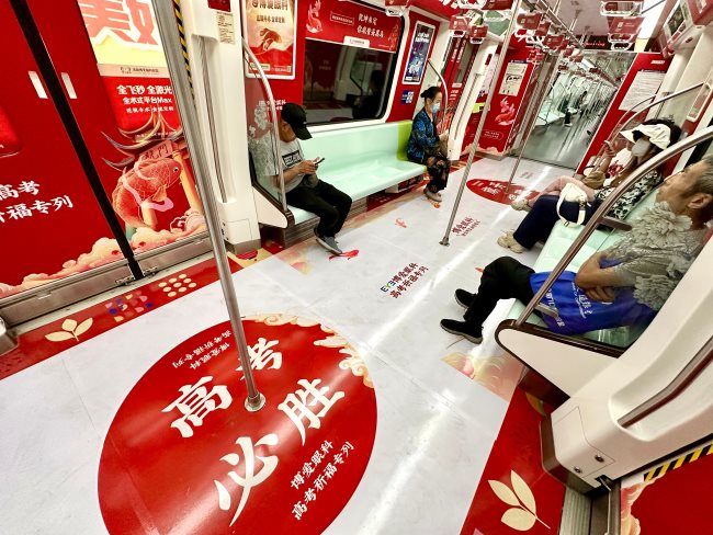 洛陽地鐵創(chuàng)意全景內(nèi)包車廣告高考專列案例，洛陽地鐵列車廣告價(jià)格