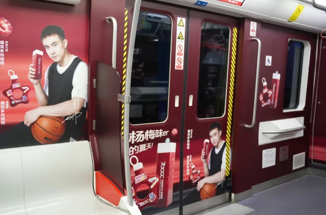 沈陽地鐵創(chuàng)意內(nèi)包車貼廣告飲料快消案例，沈陽地鐵列車廣告價(jià)格