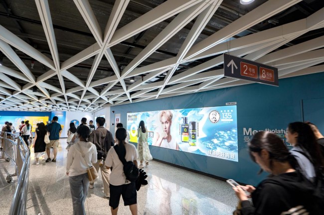 深圳地鐵崗廈北站通道墻貼燈箱廣告投放，深圳地鐵廣告價(jià)格收費(fèi)
