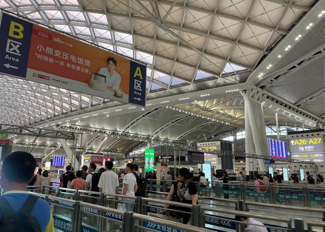 ?廣州南高鐵站候車大廳中央懸掛吊旗看板廣告牌，廣州南站廣告價格