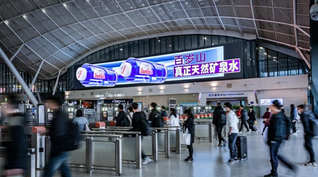 武漢高鐵站進站大廳北側(cè)上方巨型LED橫屏，武漢火車站大屏廣告價格