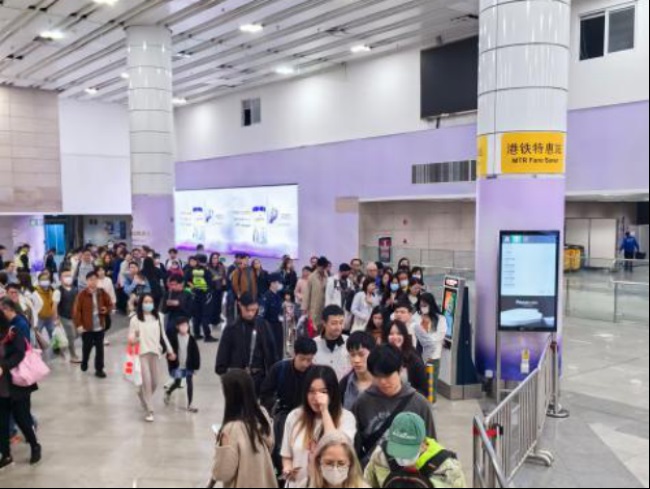 深圳地鐵4號(hào)線(xiàn)福田口岸站廳墻貼廣告投放案例，深圳地鐵廣告價(jià)格
