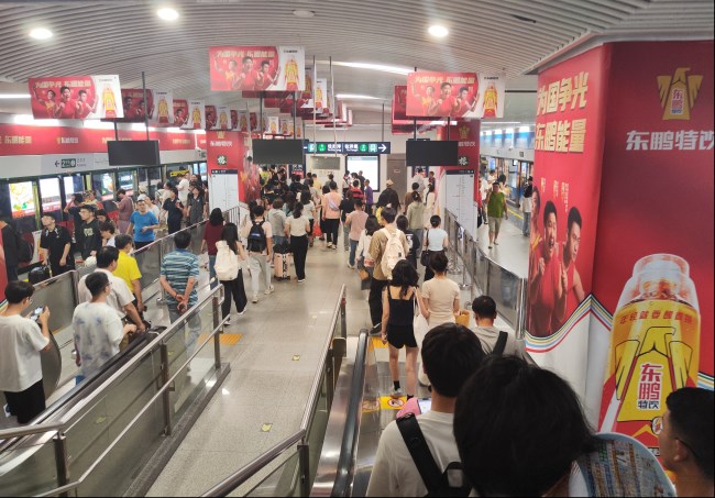 福州地鐵1號(hào)線(xiàn)南門(mén)兜站臺(tái)層包柱屏蔽門(mén)貼廣告，福州地鐵廣告價(jià)格