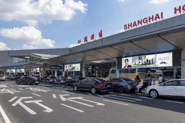 上海虹橋機場出發(fā)戶外落客圍擋LED橫屏廣告，上海機場大屏廣告價格