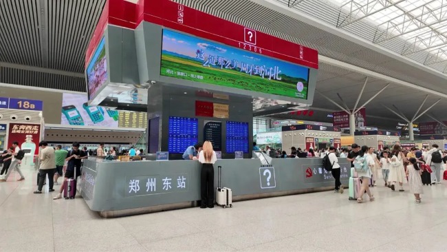 鄭州東站候車大廳中央服務(wù)臺上方LED廣告，鄭州東高鐵大屏廣告價格