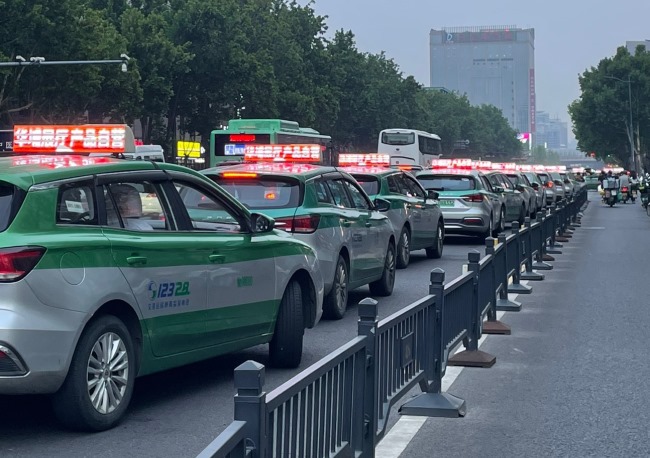 鄭州出租車廣告價格收費，鄭州出租車頂LED彩屏廣告發(fā)布案例圖