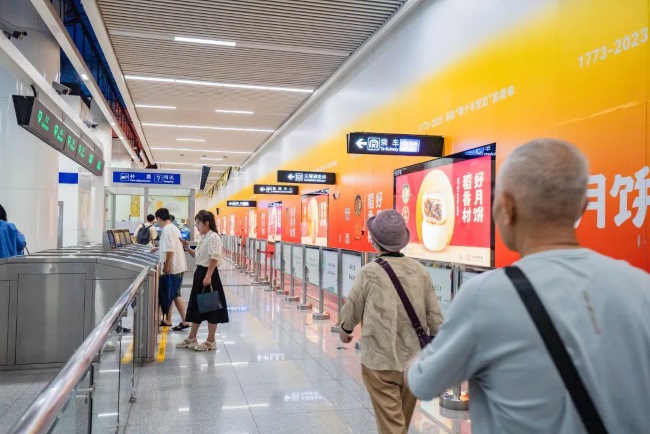 濟(jì)南地鐵3號線奧體中心站廳墻貼燈箱廣告案例，濟(jì)南地鐵廣告價格
