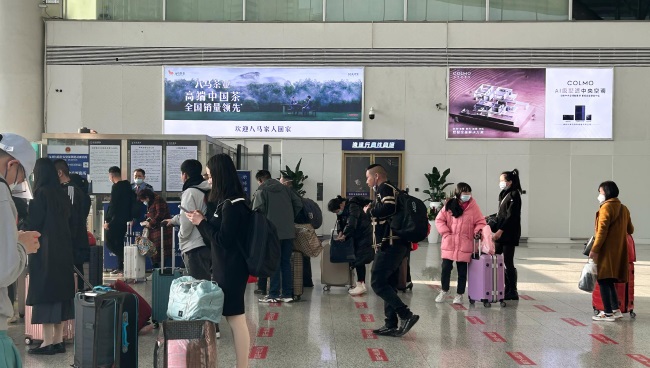 深圳北站到達出站口上方燈箱廣告牌，深圳北高鐵站大屏廣告價格