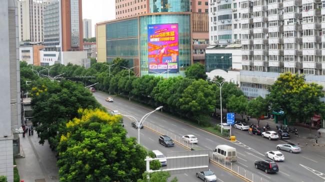 武漢洪山珞喻路電腦大世界外墻豎屏LED廣告牌，武漢LED大屏廣告價(jià)格