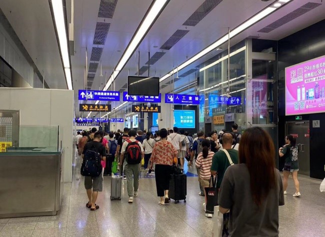 深圳福田口岸三層邊檢大廳燈箱廣告，深圳福田口岸往香港廣告價(jià)格
