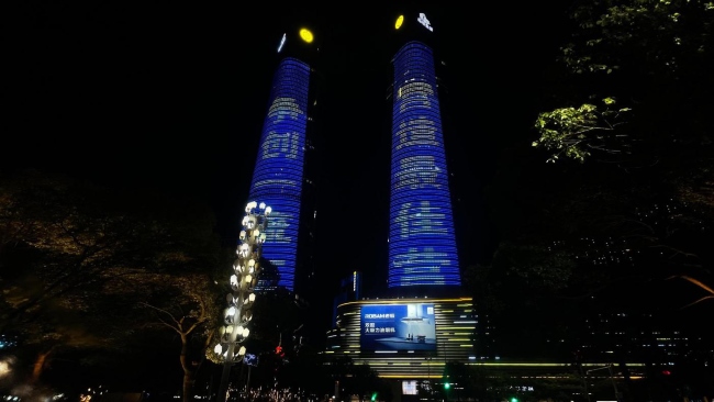 南昌紅谷灘綠地雙子塔繽紛城LED大屏廣告大牌，南昌LED大牌廣告價(jià)格