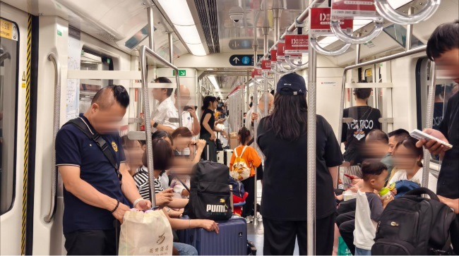 深圳地鐵性價比最高車廂廣告拉手優(yōu)勢案例，深圳地鐵拉手廣告價格