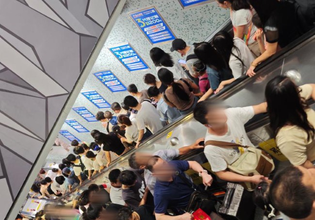深圳地鐵扶梯旁看板廣告價(jià)格，深圳地鐵深圳北站出入口廣告