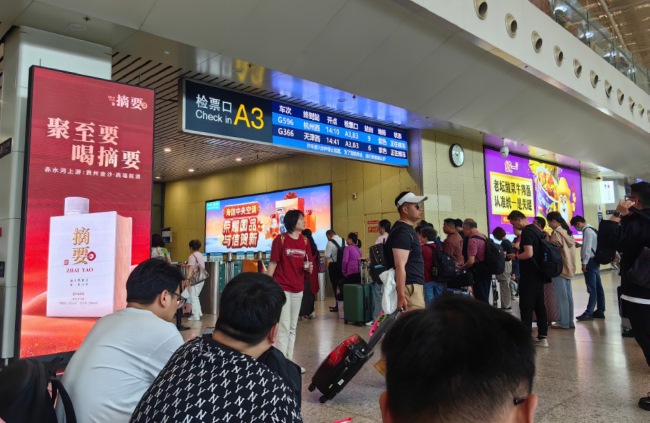 武漢高鐵站候車大廳檢票口燈箱，武漢火車站大屏廣告價格
