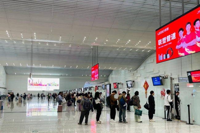 廣州白云機(jī)場(chǎng)T2出發(fā)安檢口LED廣告牌，廣州機(jī)場(chǎng)大屏廣告價(jià)格