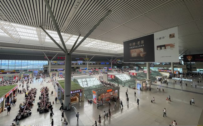 鄭州東高鐵站候車區(qū)檢票口燈箱廣告，鄭州東站廣告大屏價(jià)格