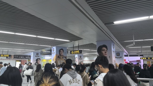 鄭州地鐵站廳包柱廣告投放案例，鄭州地鐵站臺(tái)墻貼廣告價(jià)格