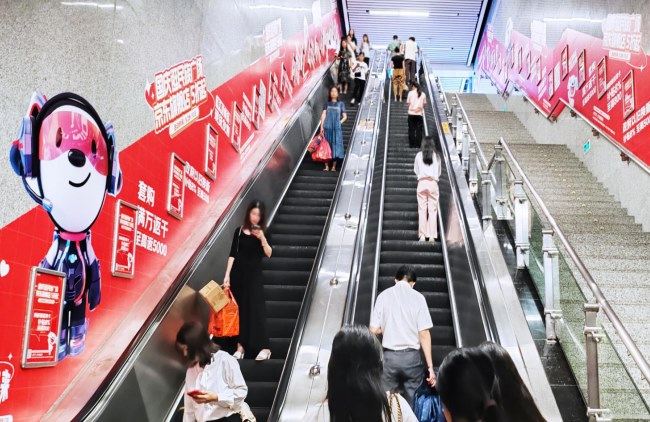 南寧地鐵出入口扶梯兩側(cè)墻貼廣告牌投放，南寧地鐵廣告價(jià)格